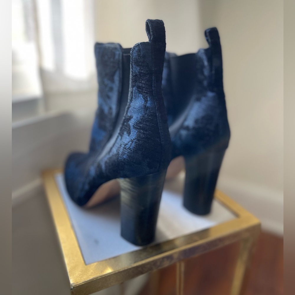Vince Camaro Bristy Chelsea Boots